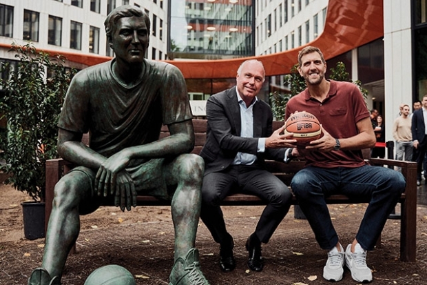 Dirk-Nowitzki-Skulptur vor der Frankfurter ING-Zentrale